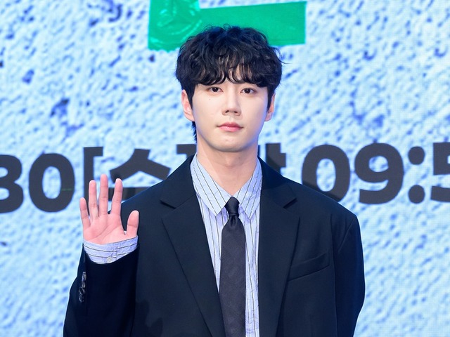 3連続ヒットなるか、イ・ジュニョンが『24時ヘルスクラブ』で筋肉オタク館長に変身