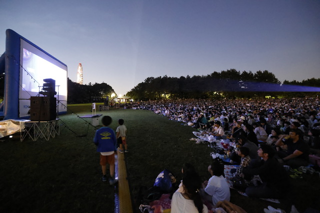 日没後からスタートする映画上映