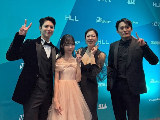 『おつかれさま』再会ショット公開、司会も演技も光ったパク・ボゴムの百想エピソード