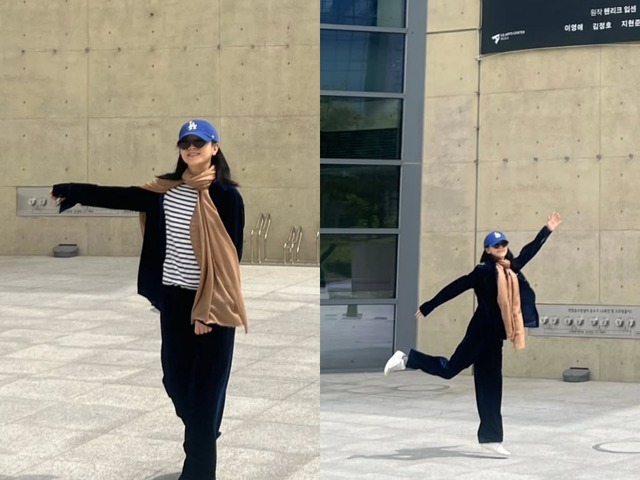 女優イ・ヨンエ、“Z世代”にしか見えない私服姿に注目！ポスターの前でお茶目なポーズ【PHOTO】