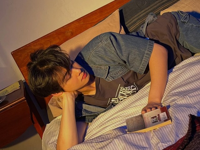 お家ではこんな感じ？“顔天才” チャウヌのアンニュイな雰囲気がたまらない！【PHOTO】