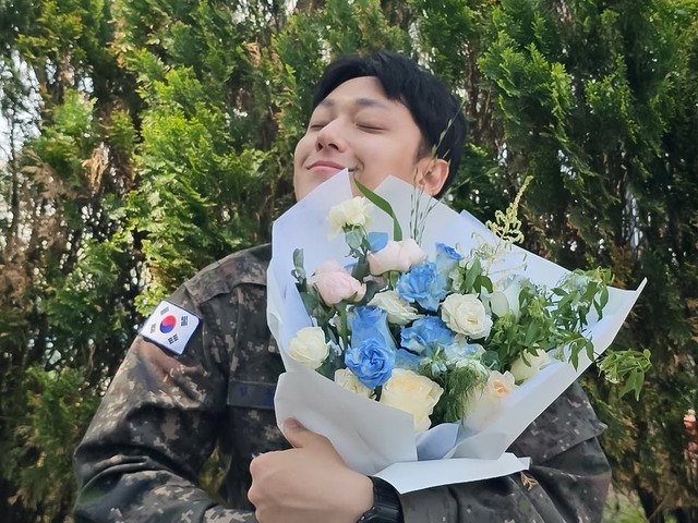 俳優イ・ドヒョンが晴れて“民間人”に！除隊記念メッセージでファンミ開催を予告【PHOTO】