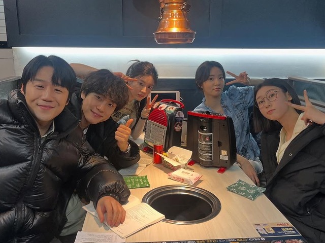 “早くもロス”『いつかは賢いレジデント生活』主演俳優たちの仲良し集合写真に反響【PHOTO】