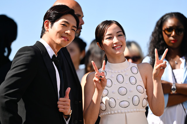 松下洸平＆広瀬すず Photo by Stephane Cardinale - Corbis/Corbis via Getty Images