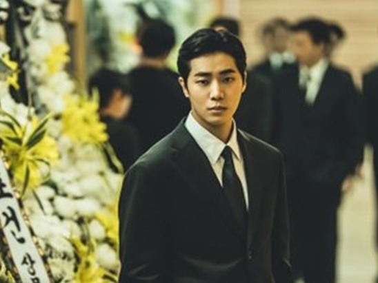 Netflix復讐ノワール『広場』スチール写真公開、ホ・ジュノ×チュ・ヨンウ親子の確執が爆発