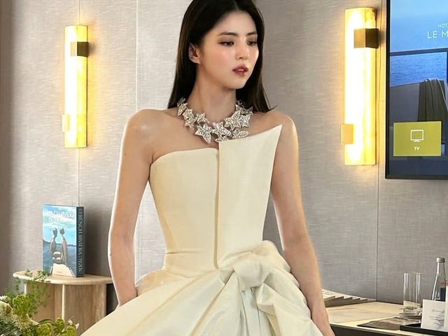 ハン・ソヒ、優雅な佇まいでレッドカーペットを彩った！カンヌ映画祭で放った“恍惚感”【PHOTO】