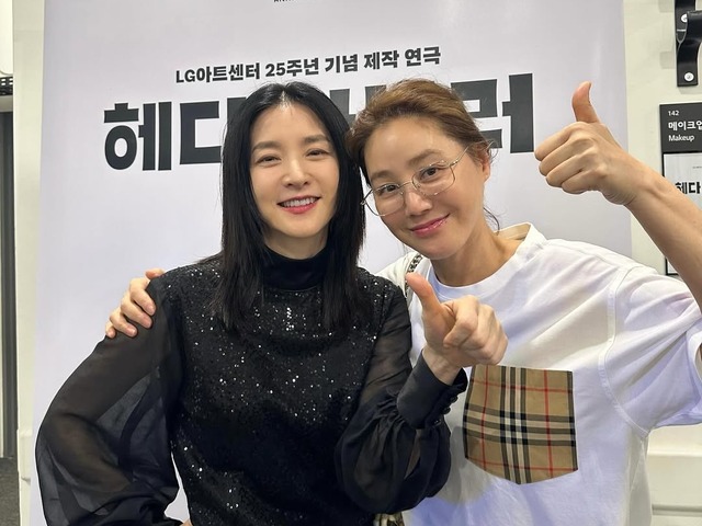 「女神同士」イ・ヨンエ、キム・ソンリョンの仲睦まじいツーショット “若々しい”【PHOTO】