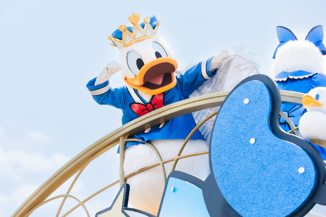 公演中のパレード「クワッキーセレブレーション★ドナルド・ザ・レジェンド！」※「ドナルドのバースデーグリーティング」ではありません