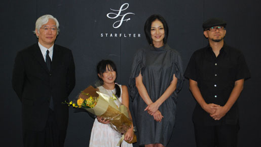 スターフライヤー搭乗100万人達成セレモニー（左から）スターフライヤー社長・堀高明氏、中野さん、板谷さん、青山監督