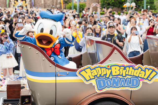 ドナルドのバースデーをパレードルートで一緒にお祝い！ 「ドナルドのバースデーグリーティング」お披露目