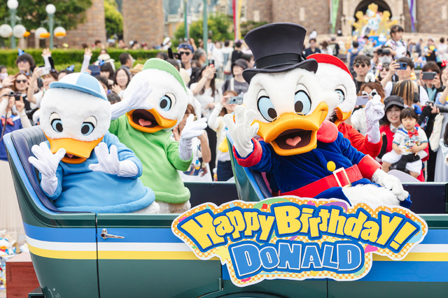 ドナルドのバースデーをお祝いするデコレーションやグッズも登場！1日1回、期間限定のグリーティングドライブ