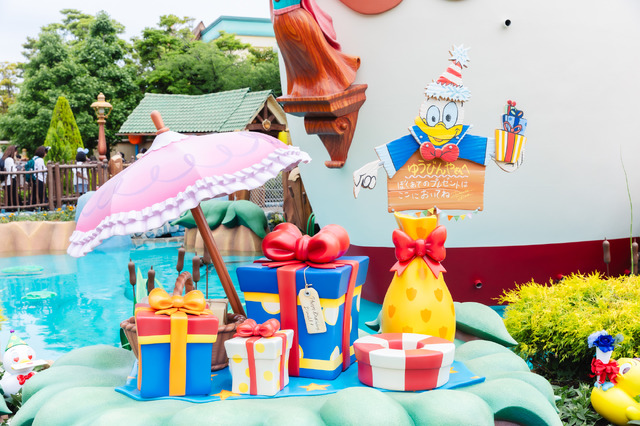 ドナルドのバースデーをお祝いするデコレーションやグッズも登場！1日1回、期間限定のグリーティングドライブ