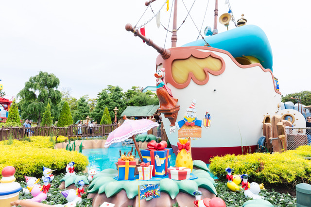 ドナルドのバースデーをお祝いするデコレーションやグッズも登場！1日1回、期間限定のグリーティングドライブ