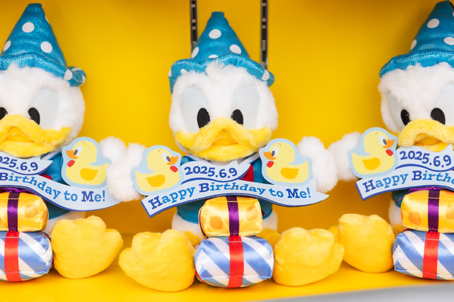 ドナルドのバースデーをお祝いするデコレーションやグッズも登場！1日1回、期間限定のグリーティングドライブ