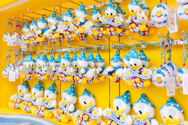 ドナルドのバースデーをお祝いするデコレーションやグッズも登場！1日1回、期間限定のグリーティングドライブ