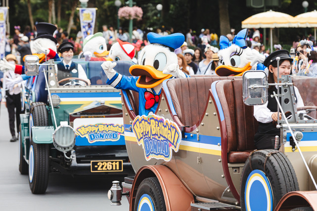 ドナルドのバースデーをお祝いするデコレーションやグッズも登場！1日1回、期間限定のグリーティングドライブ