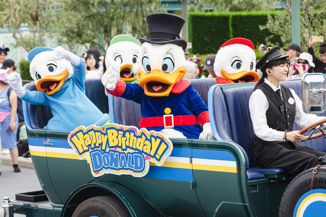 ドナルドのバースデーをお祝いするデコレーションやグッズも登場！1日1回、期間限定のグリーティングドライブ