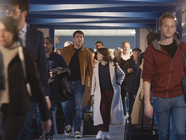 『入国審査』© 2022 ZABRISKIE FILMS SL, BASQUE FILM SERVICES SL, SYGNATIA SL, UPON ENTRY AIE