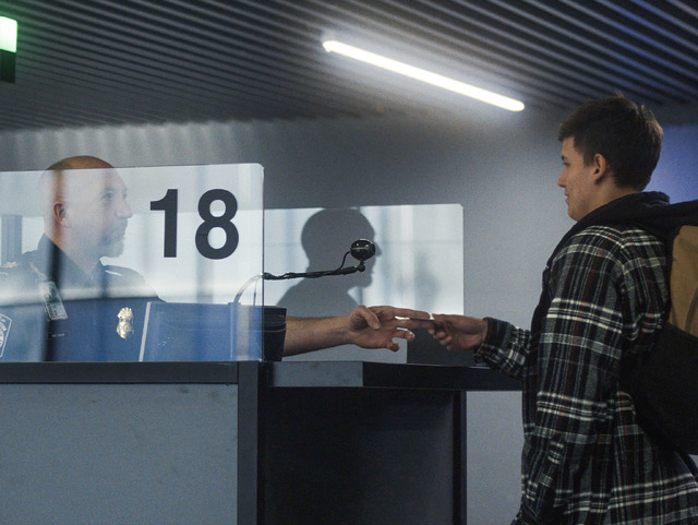 『入国審査』© 2022 ZABRISKIE FILMS SL, BASQUE FILM SERVICES SL, SYGNATIA SL, UPON ENTRY AIE