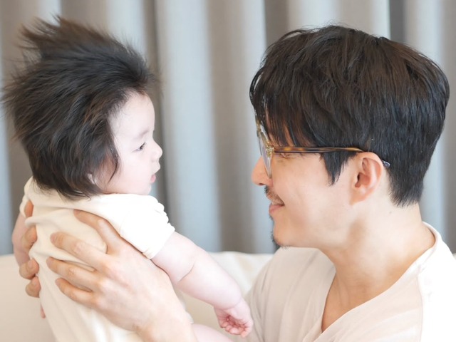 18歳年下の日本人女性と結婚した俳優シム・ヒョンタク、老眼だけど…メガネ3本で愛息の顔も“くっきり”【PHOTO】