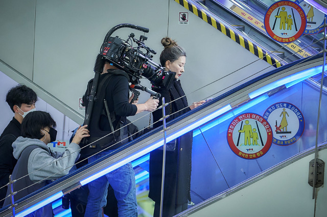 『プロット 殺人設計者』オフショット© 2024 NEXT ENTERTAINMENT WORLD & ZIP CINEMA. All Rights Reserved.