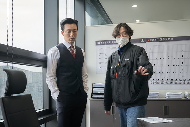 『プロット 殺人設計者』オフショット© 2024 NEXT ENTERTAINMENT WORLD & ZIP CINEMA. All Rights Reserved.