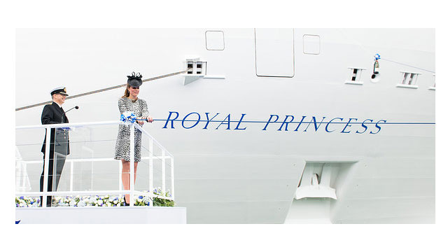 出産間近のキャサリン妃が新造船ロイヤル・プリンセスの命名式に登場！ UKシンガーらも歌を披露