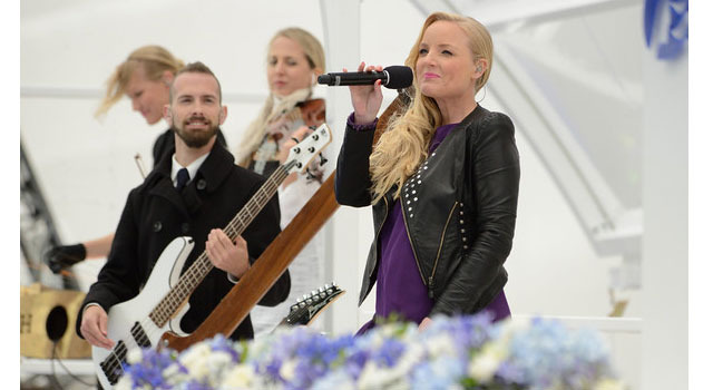 出産間近のキャサリン妃が新造船ロイヤル・プリンセスの命名式に登場！ UKシンガーらも歌を披露