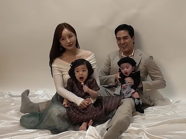 主役号泣で修羅場…『紳士とお嬢さん』ユン・ジニ、次女の100日記念フォトで見せた“母の奮闘”！