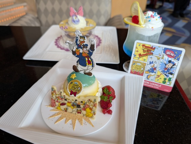 6月30日（月）まで　ディズニー・パルパルーザ“ドナルドのクワッキー・ダック！ダック！ダックシティ！”ケーキセット¥2,800