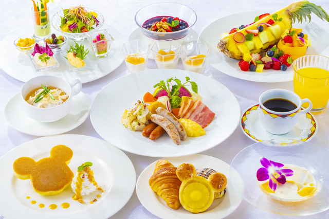 ディズニーアンバサダーホテルのカジュアル・ダイニング「シェフ・ミッキー」では、ハワイアンスタイルのブッフェが登場！