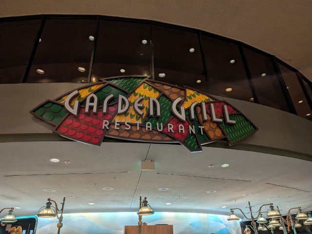 【海外ディズニー】農夫スタイルのミッキーがごあいさつ！エプコットの人気レストランを体験　フロリダ WDW