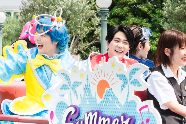 Mrs. GREEN APPLEがサプライズでパレード登場！夏イベ「サマー・クールオフat Tokyo Disney Resort」明日開幕