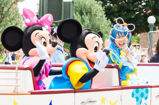 Mrs. GREEN APPLEがサプライズでパレード登場！夏イベ「サマー・クールオフat Tokyo Disney Resort」明日開幕