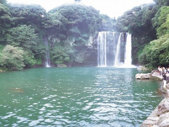 夏の旅行に必見／済州島でゼッタイ見るべき「2つの壮大な瀑布」