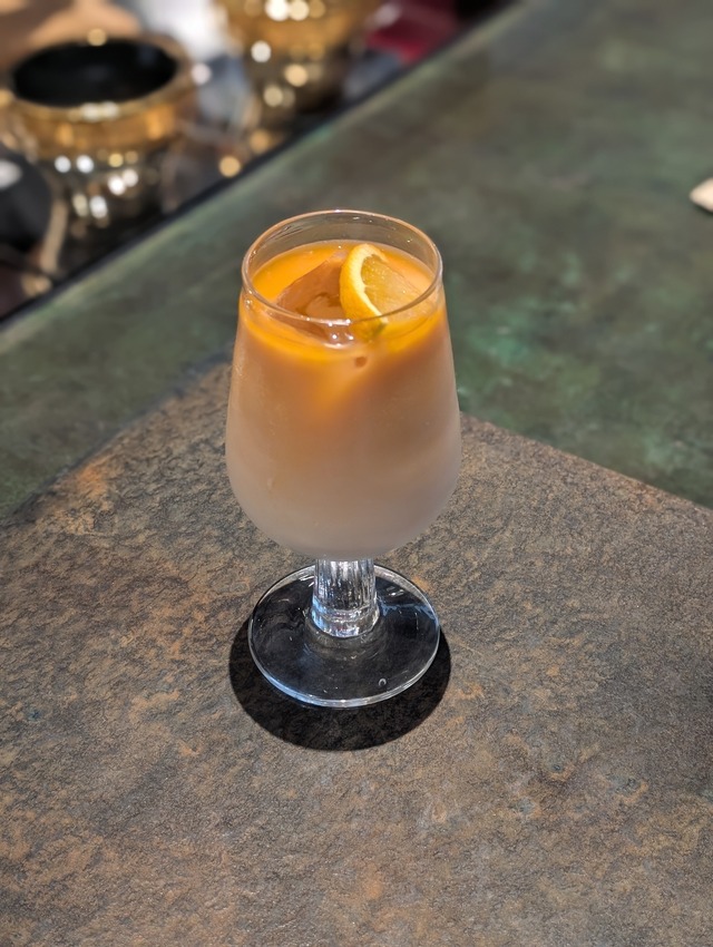 アルプスの夕暮れミルクティー850円(スローページ(大垣書店））©ZUIYO 「アルプスの少女ハイジ」公式HP www.heidi.ne.jp