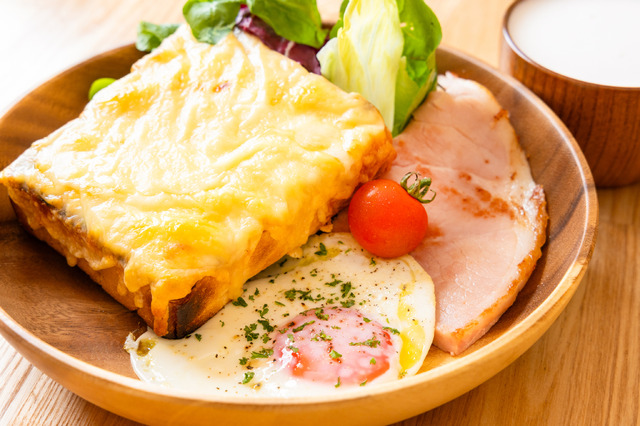 白いチーズトースト2,000円（ペリカンカフェ）©ZUIYO 「アルプスの少女ハイジ」公式HP www.heidi.ne.jp