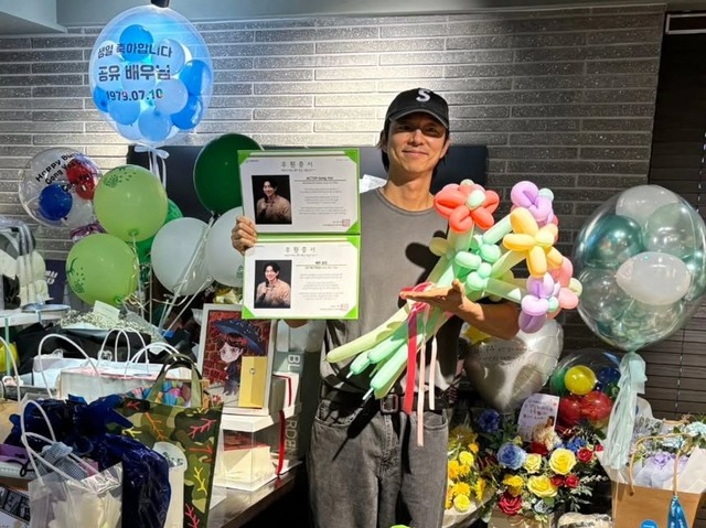 寄付証書を手に笑顔…46歳を迎えたコン・ユ、ファンの愛に深いお辞儀で「ありがとう」【PHOTO】