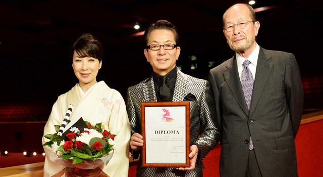 水谷豊＆伊藤蘭＆降旗康男・監督／『少年H』 in モスクワ国際映画祭 -(C) 2013「少年H」製作委員会／写真提供：朝日新聞出版