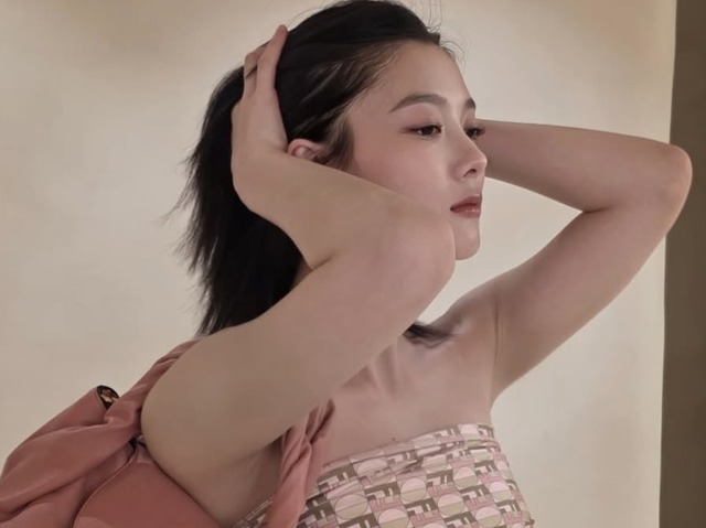 『トンイ』名子役キム・ユジョン、 スカーフトップで魅せた大人の色香…「少女だった彼女はどこへ？」【PHOTO】