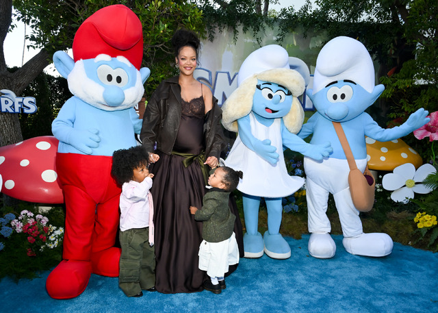 スマーフと記念撮影するリアーナと子供たち Photo by Michael Buckner/Variety via Getty Images