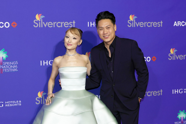 アリアナ・グランデ＆ジョン・M・チュウ監督 Photo by Kevin Winter/Getty Images