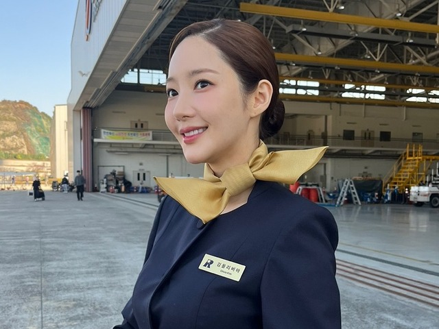 客室乗務員も天職!?パク・ミニョン、美しすぎる制服ショットにファン悶絶「本物みたい」【PHOTO】