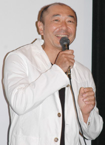 劇中の頑固な父親役とは打って変わり、爆笑トークを繰り広げた高橋克実