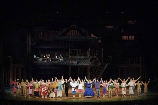 舞台「千と千尋の神隠し」　上海公演 7/16初日カーテンコール