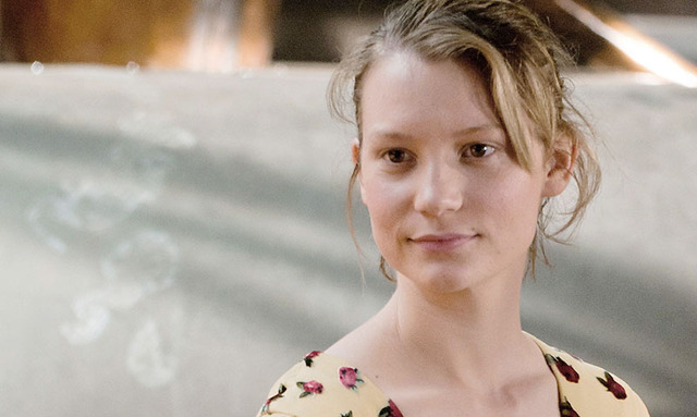 ミア・ワシコウスカ／『欲望のバージニア』 -(C) OMMXI by BOOTLEG MOVIE LLC. All Rights Reserved.