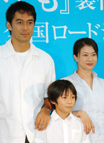 主人公なのになぜか重い空気の阿部寛、夏川結衣、田中祥平の一家