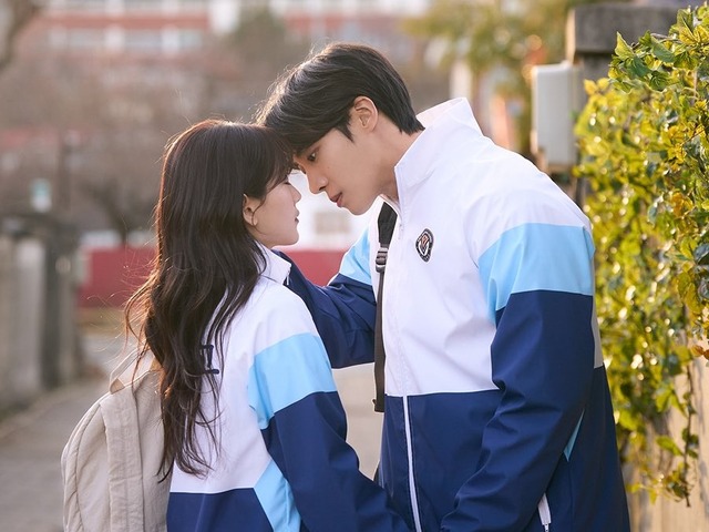 Prime Video『巫女と彦星』チュ・ヨンウ×チョ・イヒョン、魂を揺さぶるキス1秒前の距離