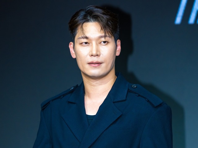 Disney+で配信中の『優しい男の物語』でパク・フンが魅せる哀しきカリスマの肖像