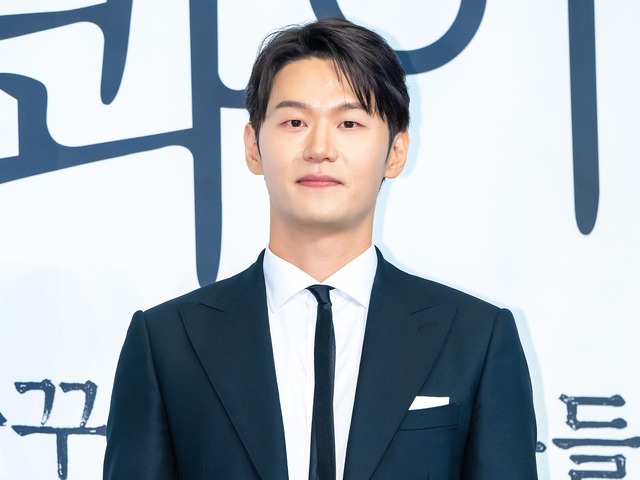 『エスクワイア』で光るイ・ハクジュの情熱、派手さを超えて心を打つ静かな支柱の存在感